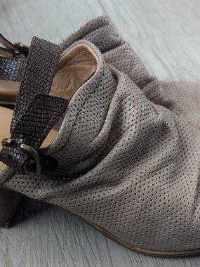 Bueno size 37 sandals